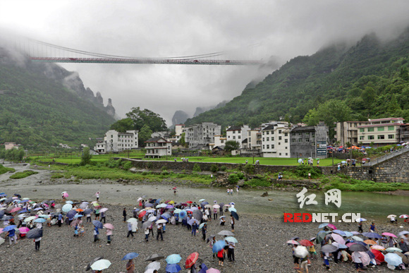 世界第一桥湘西矮寨大桥3月31日正式通车(组图