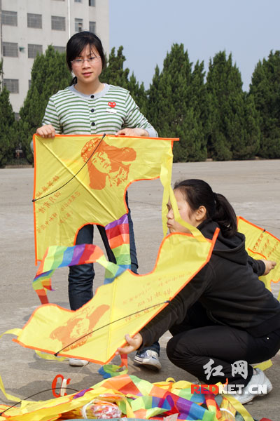 在长沙许多地方，市民免费得到了印有雷锋头像的风筝在晴空中放飞。