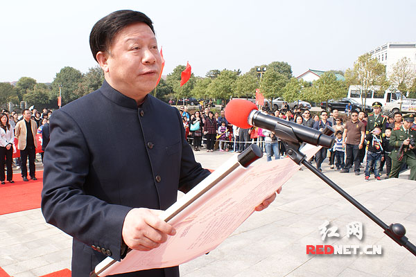 湖南省委宣传部副部长张志初宣读雷锋故乡人对雷锋的思念。