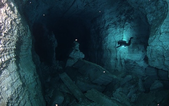 探访世界最大水下洞穴:天然结构似壮观宫殿