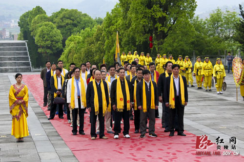 广东东莞企业家代表团一行祭祀炎帝陵