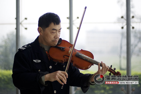 大众传媒学院门卫大叔文艺范 会拉提琴会画画
