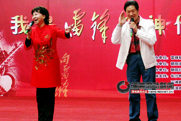 《一家老小向前冲》中祝婶子吆喝大家学雷锋