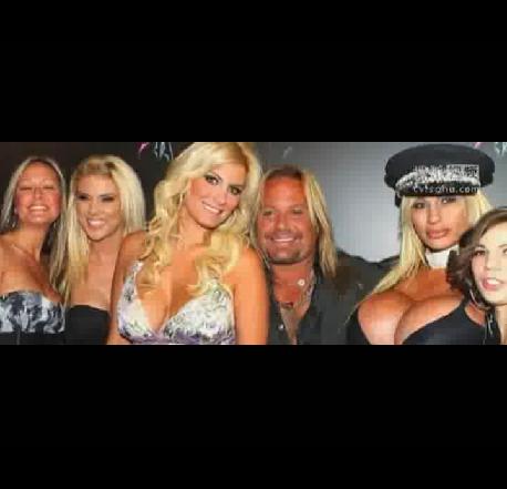 [视频]美众星助阵夜店开幕 <em>巨乳女模</em>现场斗胸_