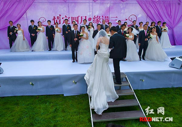 幸福的新人走上集体婚礼的殿堂。