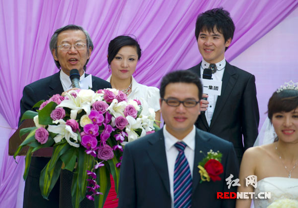 三一集团高管为新人们送上衷心的祝福
