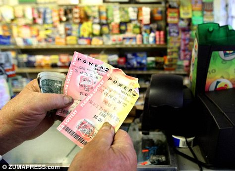 女子失误一天两次买同种彩票 连中百万大奖(图