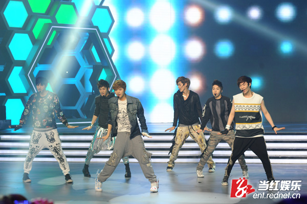 exo-m亮相快乐大本营+长沙伢子张艺兴家乡获捧(组图)