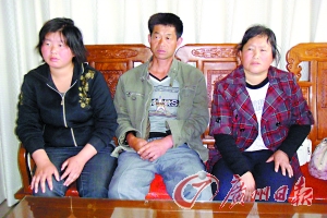 王海剑的父母与妹妹赶到了武汉,参加今天的开庭。