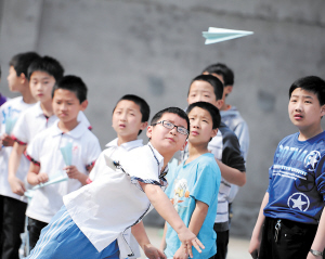 长沙开福区首届中小学生纸飞机比赛举行