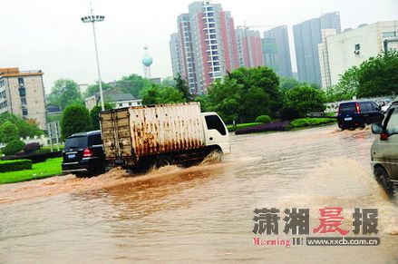 4月30日上午,益阳市益阳大道,车辆涉水通行.图/摄友团姚戈