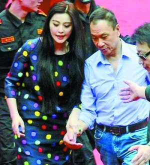 范冰冰与王学圻牵手出席活动 5分钟赚百万