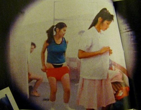 郑伊健女友20年前<em>三级</em>片被挖 <em>影片</em>中大胆更衣