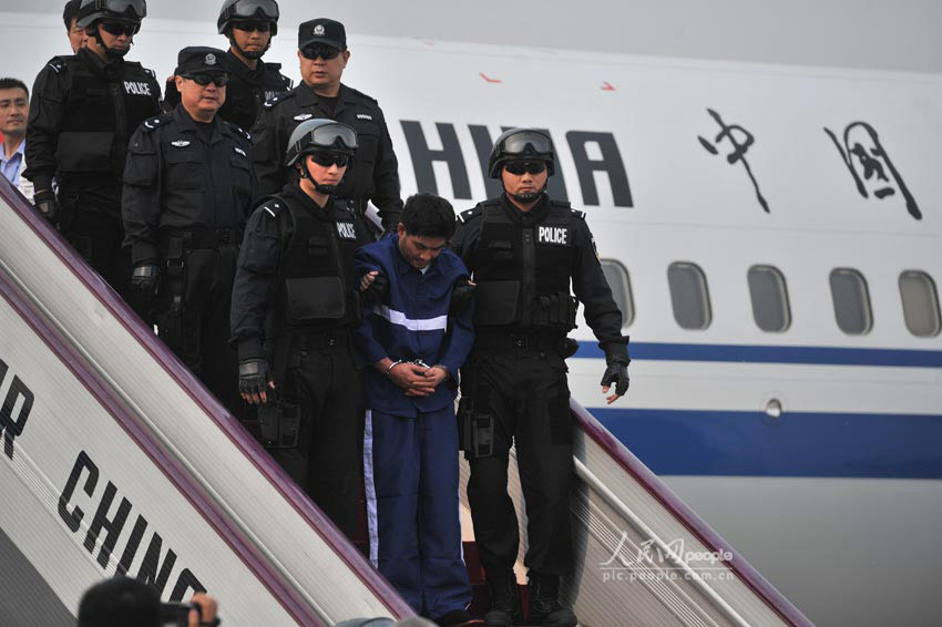 组图:"金三角"大毒枭糯康被押解至北京