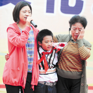 孩子疼爱妈妈表现在细节 母亲节社区活动让妈