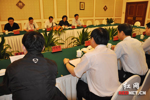 湖南省委常委、省委秘书长易炼红主持召开中部论坛长沙会议情况通报会。