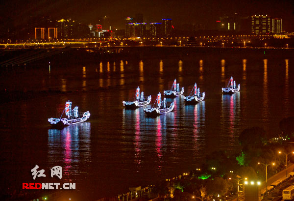 5月17日晚,为庆祝中博会举行的专场焰火晚会上,代表中部六省的6只彩船飘荡在湘江上。
