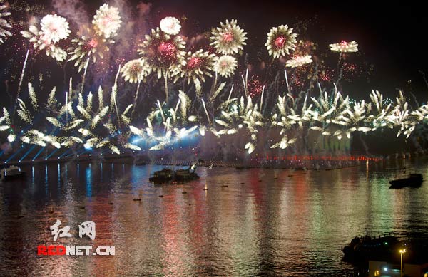 万花腾空,映照在夜空。