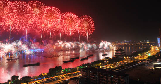 5月17日晚,第七届中部博览会激光焰火晚会在长沙湘江畔举行,绚烂的礼花和七彩的激光构成一幅美丽的画卷。湖南日报记者 徐行 摄
