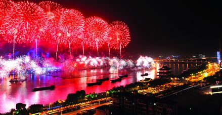 第七届中博会大型全景激光音乐焰火晚会上演(