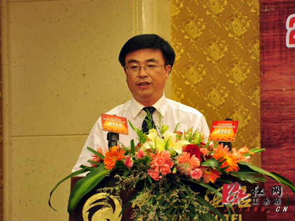 县委常委,组织部长杨健主持会议.莫胜/摄