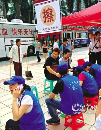 深圳8千名公务员下班后为纳税人服务擦鞋(图)