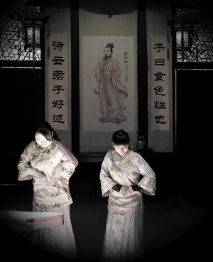 �齭���̳�ѡ��ѹŴ���¥�Ļ���Ϊ��ʷ�Ļ���һ����չʾ�����ˣ����ɷ�Ժ�������ŵ����ձ��ݡ������ķ��Ρ����������ʫ����������������ҵ������Ӱ�Եø��ӷ���