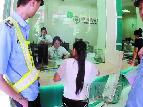 女逃犯去银行取钱露馅 警察在其身后她浑然未