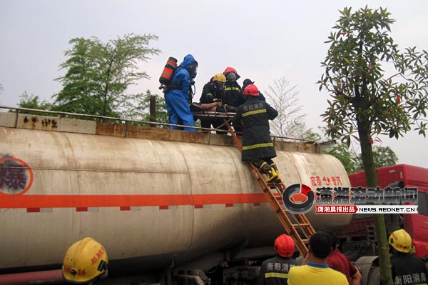 洗车人员进入运输化学危险品槽罐车 4人中毒_