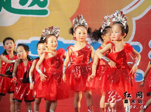 嘉禾县小朋友载歌载舞迎接六一儿童节