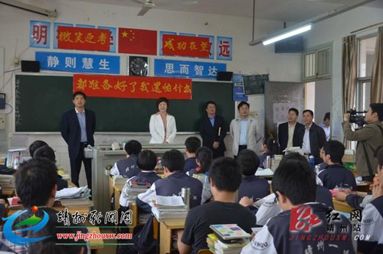 靖州县长张远松进教室与高考生拉家常 为考生