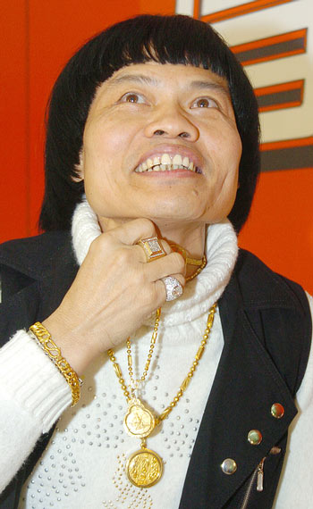 八两金回应"三女陪睡":并非女友 都是女员工