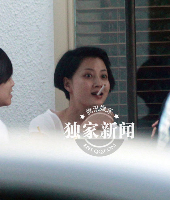 殷桃当街抽烟咬牙 杨贵妃气质尽丧(组图)