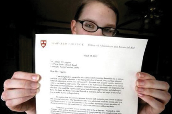 她展示自己的哈佛大学录取通知书