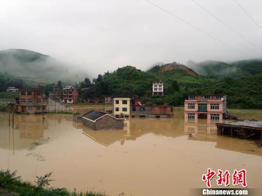 贵州省天柱县瓮洞镇于日前突降特大暴雨,造成严重的洪涝灾害.