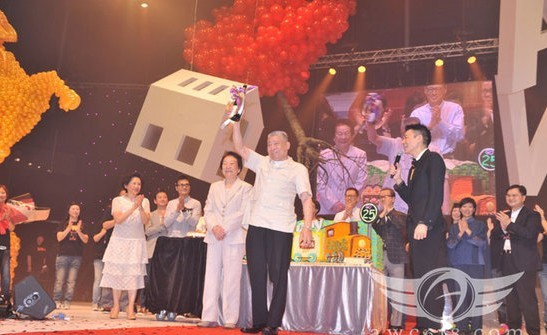 刘德华为父亲庆祝生日 母亲笑得合不拢嘴