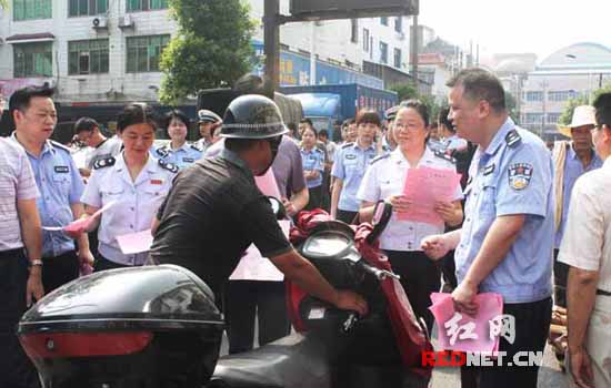 【株洲】攸县国税干部上街宣传文明交通