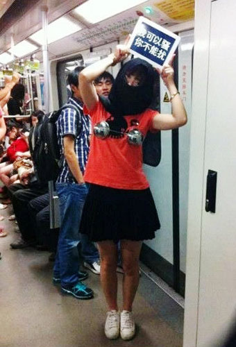 两名女子举牌抗议上海地铁:我可以骚,你不能扰