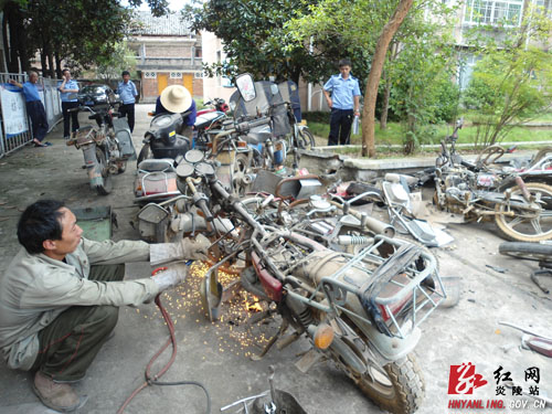 炎陵县依法拆卸销毁涉案13辆汽车54辆摩托车