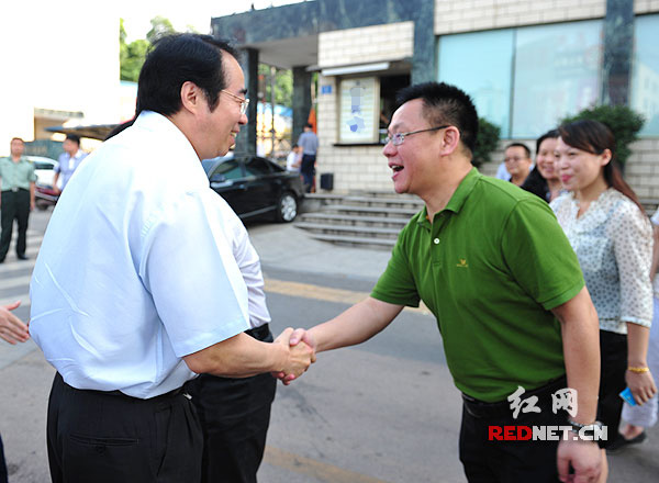 许又声与中南传媒董事、红网董事长、总经理、总编辑舒斌亲切握手。