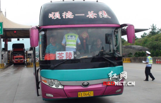 客车司机玩躲猫猫 耒宜高速交警查5台超员车转