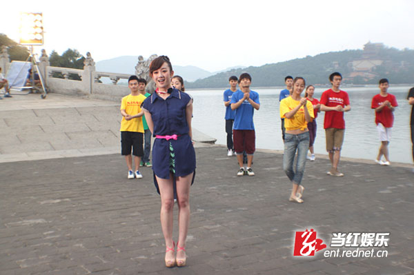 张檬献声《北京祝福你》与百位明星祝福伦敦奥运