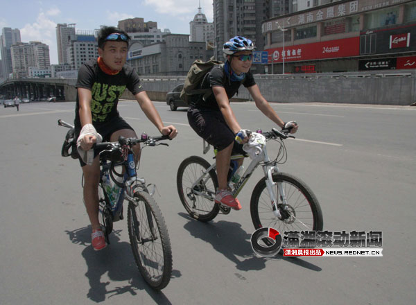 里,自驾自行车从广州回到了长沙 潇湘晨报滚动新闻记者 赵晶;; 两大学 . 