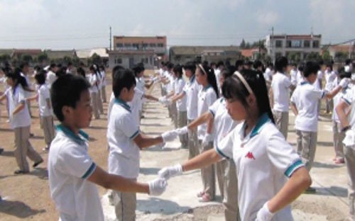 吉林一中学课间操改跳<em>交际</em>舞引争议(图)_教育