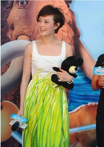 <em>孙俪</em>碎花裙捞金似邻家女 紧抱卡通熊跳搞笑舞