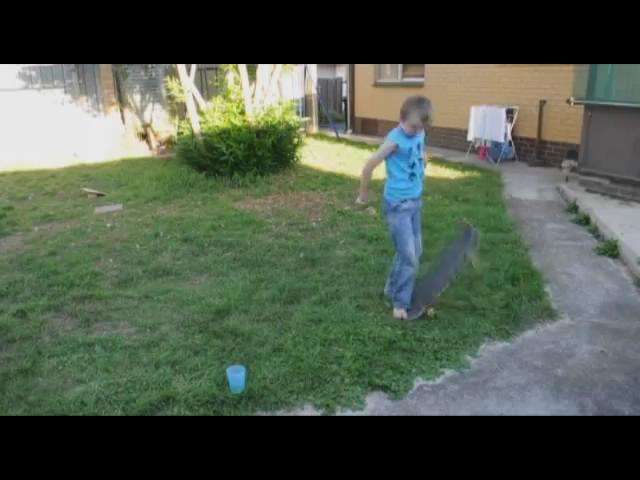 [视频]9岁小孩神级乒乓球技巧