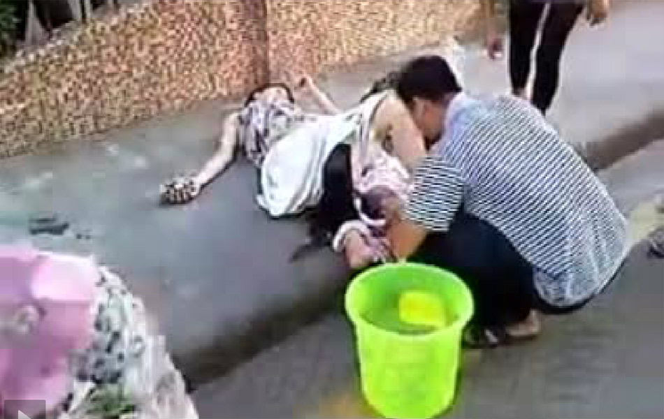 广州:孕妇临产丈夫街头接生 路人齐心相助(组图