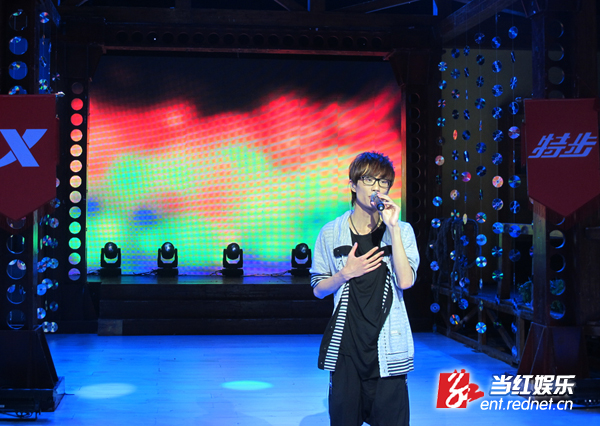 许嵩《天天向上》即兴创作 歌迷坐轮椅到场力