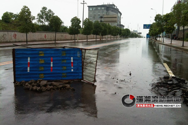 (距离20米的地方被雨花市政围挡围起来的另外一个井盖.