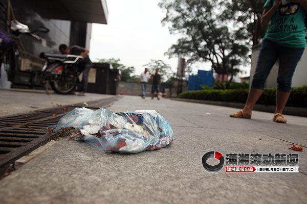 (7月19日,香颂国际小区北栋1单元楼下,有人从高空扔下一袋垃圾。图/潇湘晨报滚动新闻记者赵赫廷) 红网长沙7月20日讯(潇湘晨报滚动新闻记者 黄思 实习生 李理)啪!长沙市香颂国际小区北栋1单元门口,一袋垃圾从天而降,正值班的保安叶军吓了一跳,垃圾差点砸中他。 在小区同一位置,这已经是第三次高空坠物了。第一次是一个啤酒瓶,一个保洁阿姨被砸得血流不止;第二次掉下来一个花盆,好在下面没人。 我也来做一回柯南,侦破高空丢垃圾案吧!香颂国际小区物业保安队长王成军打开垃圾袋,从垃